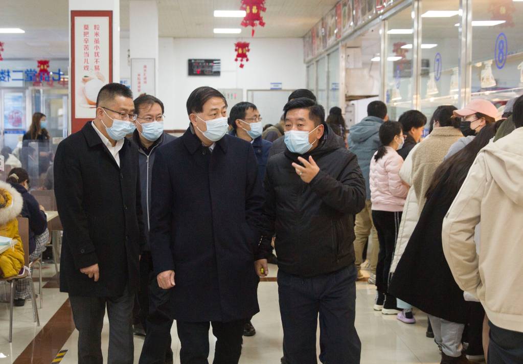 2021.11.11 校领导调研指导学校疫情防控、封闭管理工作 (1).jpg