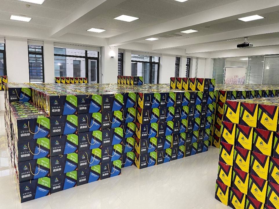 校工会组织2022年教职工会员龙陵特色慰问品发放工作