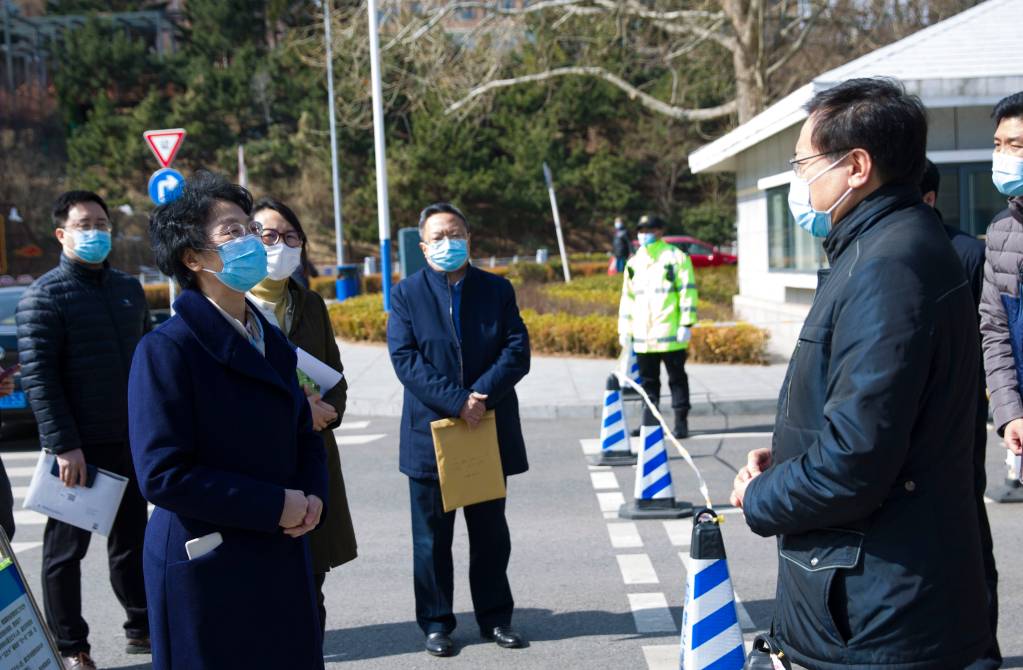 2022.03.22 大连市副市长温雪琼来校指导疫情防控工作.JPG