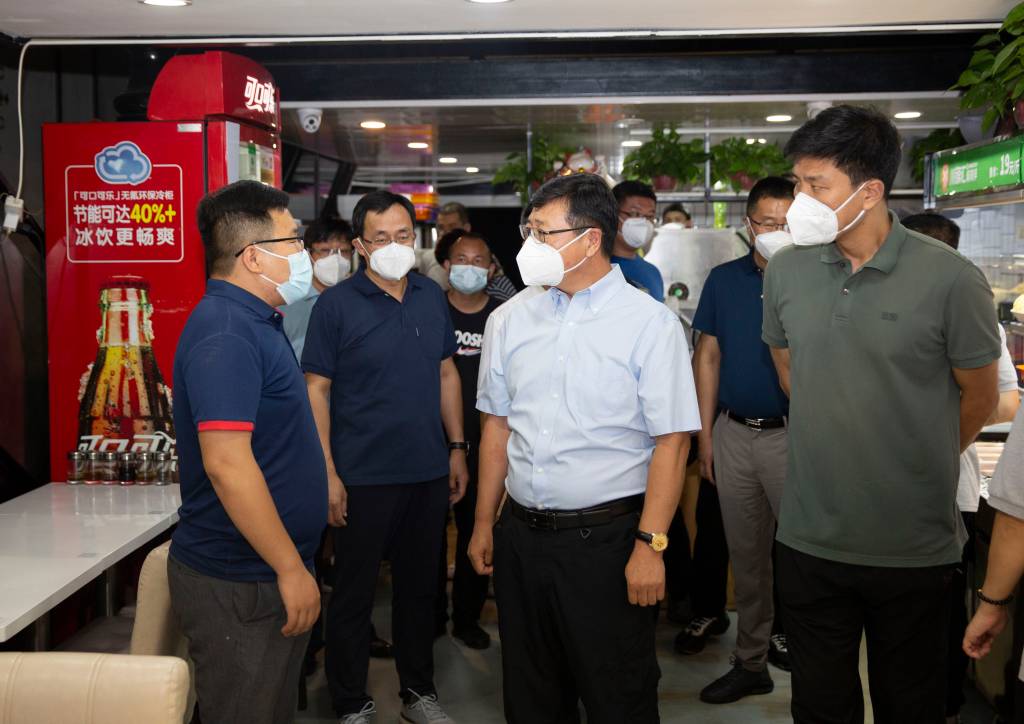 2022.09.12 校领导调研督查校内商业网点疫情防控工作落实情况 (2).jpg