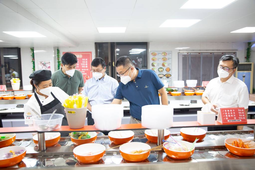 2022.09.12 校领导调研督查校内商业网点疫情防控工作落实情况 (5).jpg