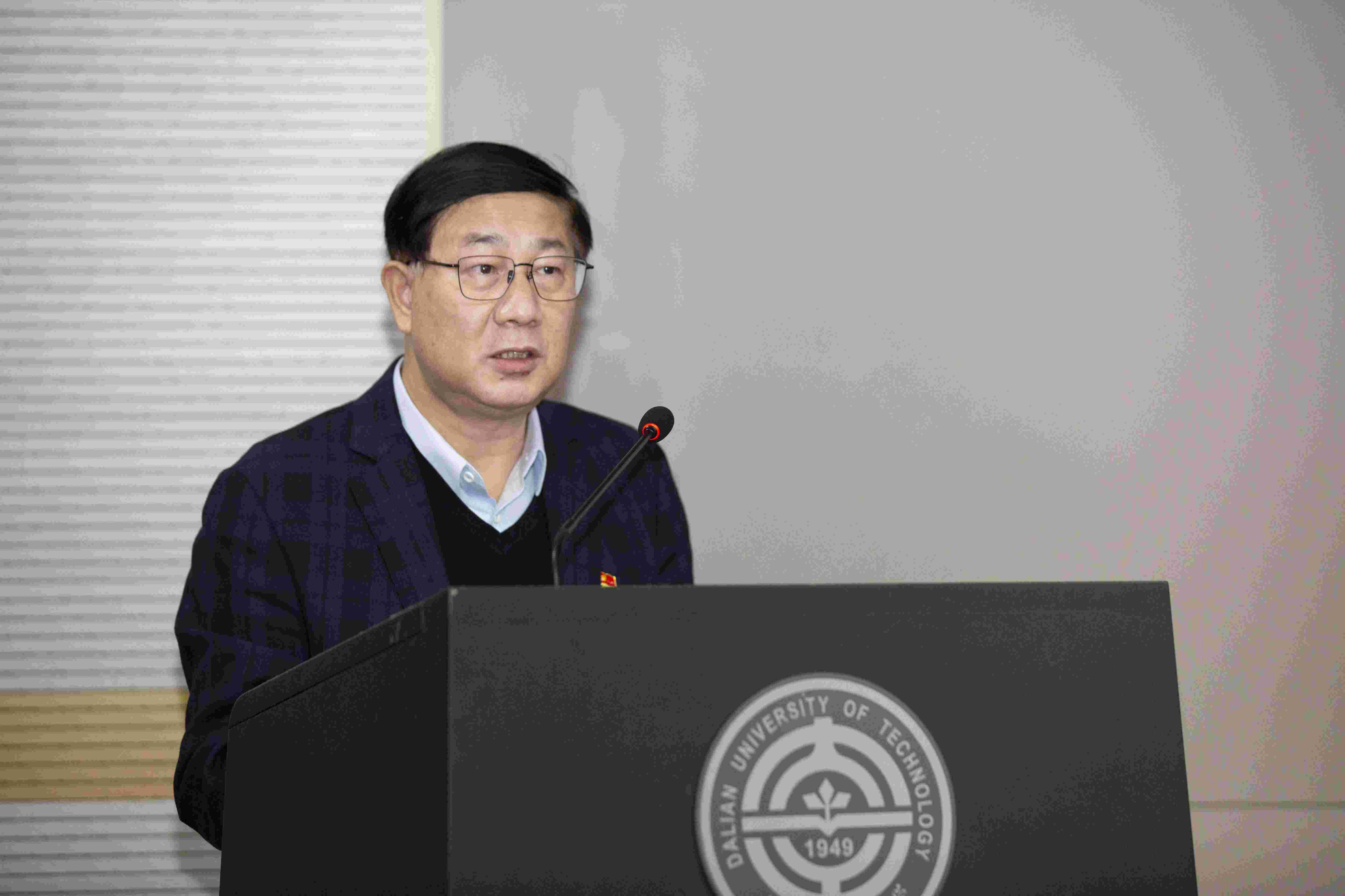 学校召开党委理论学习中心组(扩大)学习会议 专题学习党的二十大精神.jpg