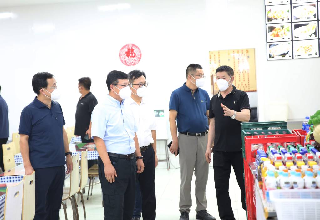 2022.09.12 校领导调研督查校内商业网点疫情防控工作落实情况 (6).JPG