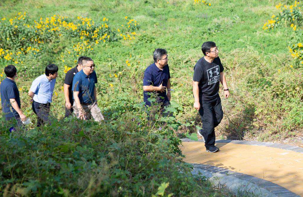 2022.09.17 校领导调研西部校区建设用地情况 (1).jpg
